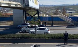 Ankara'da afiş asarken üst geçitten düştü, otomobilin altında kaldı!