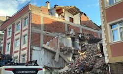 Kentsel dönüşüm sırasında bitişikteki apartmanın duvarları yıkıldı!