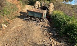 Devrilen traktördeki aynı aileden 3 kişi öldü