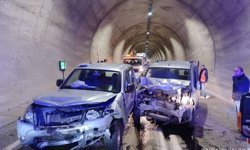 Artvin'de tünelde kafa kafaya çarpışma: 7 yaralı