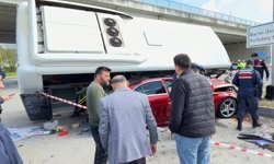 Bartın’da halk otobüsü otomobilin üzerine devrildi, yaralı öğrenciler var!