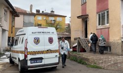 Boşanma aşamasındaki eşini bıçakladı, üzerine kapıyı kilitleyerek kaçtı