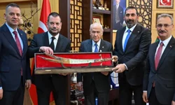 Bahçeli'ye Trabzonspor forması ve kılıç hediye edildi