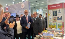 Bekir Ödemiş, Bakan Mehmet Nuri Ersoy’a ‘Zamana Atılan İmza’sını takdim etti