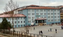 Okulun kızlar tuvaletinde kuru sıkı tabanca ve tehdit notu bulundu!