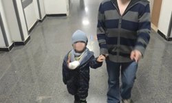 Yürüyen merdivene eli sıkışan çocuk bir parmağını kaybetti