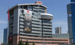 CHP Genel Merkezi’ne 1 Mayıs afişi asıldı