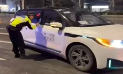 Çin'in robot taksileri yol ortasında devre dışı kaldı! 90 dakika kapılar açılmadı