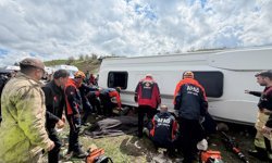 Diyarbakır’da yolcu midibüsü devrildi: 1 ölü, 12 yaralı