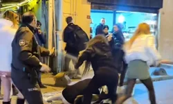 Beyoğlu'nda kadınlar birbirine girdi: Kopan kaynak saçlar sokağa saçıldı!