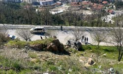 El freni çekilmeyen otomobil şarampole yuvarlandı