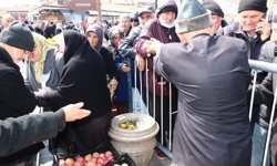 Şehitler için ücretsiz elma dağıtımında izdiham: 'Bastonla vurdu!'