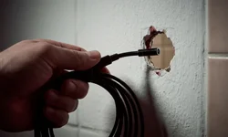 Banyo duvarını delip, komşusu ve kızlarını gizli kamerayla kayda aldı!