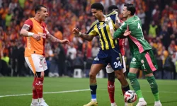 Derbiyi kazanan Galatasaray şampiyonluk meşalesini yaktı