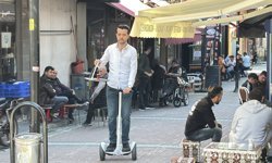Her gün 25 bin adım atan çaycı, hoverboard ile çay servisine başladı