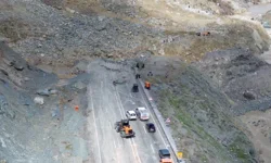 Hakkari-Van kara yolunda heyelan: Ulaşım tamamen kesildi!