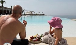 Ünlü oyuncu Jason Statham’dan Antalya'daki sonsuzluk havuzunda poz