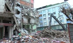Bina yıkımı sırasında beton parçası düştü; 6 yaşındaki çocuk öldü