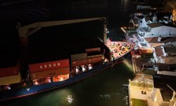 İstanbul Boğazı'nda gemi karaya oturdu; yalıya metreler kala durdu