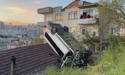 Takla atan okul servisi, evin çatısına düştü: Şoför hayatını kaybetti!