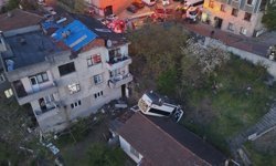 Kağıthane'de takla atan okul servisi evin çatısına düştü