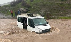 Kalp krizi geçiren kadın, selin kapattığı yolda mahsur kaldığı araçta öldü