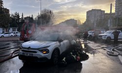 Kayseri’de elektrikli otomobil seyir halindeyken alev aldı