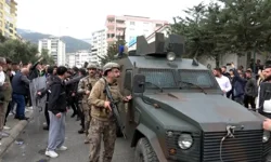 Kahramanmaraş'ta saldırganın cenazesi okuldan zırhlı polis aracıyla çıkarıldı