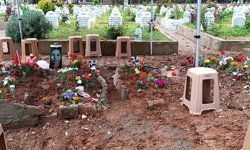 Okul saldırısında ölen çocukların mezarlarına duygusal notlar bırakıldı