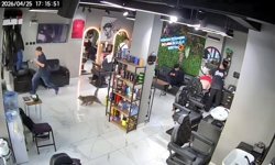 Kuaför salonunda kedi kovaladı müşteriler kaçtı; o anlar kamerada