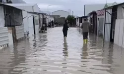 Hatay’da konteyner kentleri su bastı