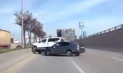 Makas atan otomobil, hafif ticari araca çarptı: Ankara'daki kaza anı kamerada