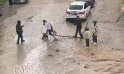 Mardin’de sağanak nedeniyle cadde ve sokaklar göle döndü