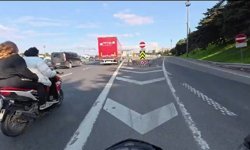 Motosiklet sürücüsü arkada oturan kadının saçını çekince faciadan dönüldü