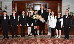 Mansur Yavaş koltuğunu çocuklara devretti