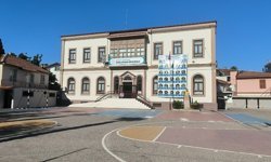 Okul basan veliden öğretmene bıçaklı saldırı!