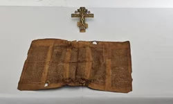 Erzurum’da parşömen ile bronz haç ele geçti