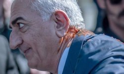 Rıza Pehlevi’ye kırmızı boyalı protesto