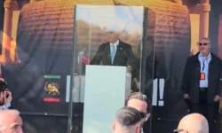 İran’ın devrik şahının oğlu Rıza Pehlevi, kurşun geçirmez cam arkasından konuştu