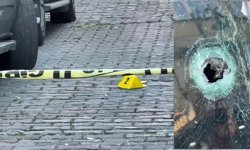 Parkta uyardığı gençlerin saldırdığı polis ateş açtı, kaldırımdaki berber vuruldu