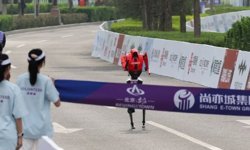 Pekin Yarı Maratonu’nda robotlar insanları geride bırakıp rekor kırdı!