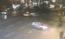 Otomobilin çarptığı motosiklet durağa daldı; 1 ölü, 3 yaralı