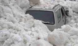 Trabzon'da araç çığ altında kaldı!