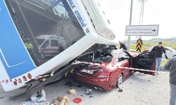 Öğrencileri taşıyan otobüs, otomobilin üzerine devrildi: 46 yaralı