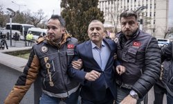 Vali Tuncay Sonel'in adının verildiği sokağın tabelası söküldü