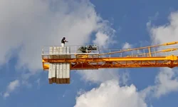 Maaşını alamayan vinç operatörü intihara kalkıştı: Hesabına para yatınca aşağı indi!