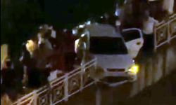 Adana'da otomobil, sulama kanalının korkuluklarında asılı kaldı