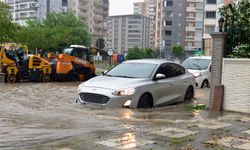 Adana’da sağanak nedeniyle yollar göle döndü