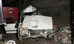 Apartmanın bahçesine düşen otomobilden atlayarak kurtuldular