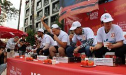 En fazla acı biberi yemek için yarıştılar, altınları kaptılar